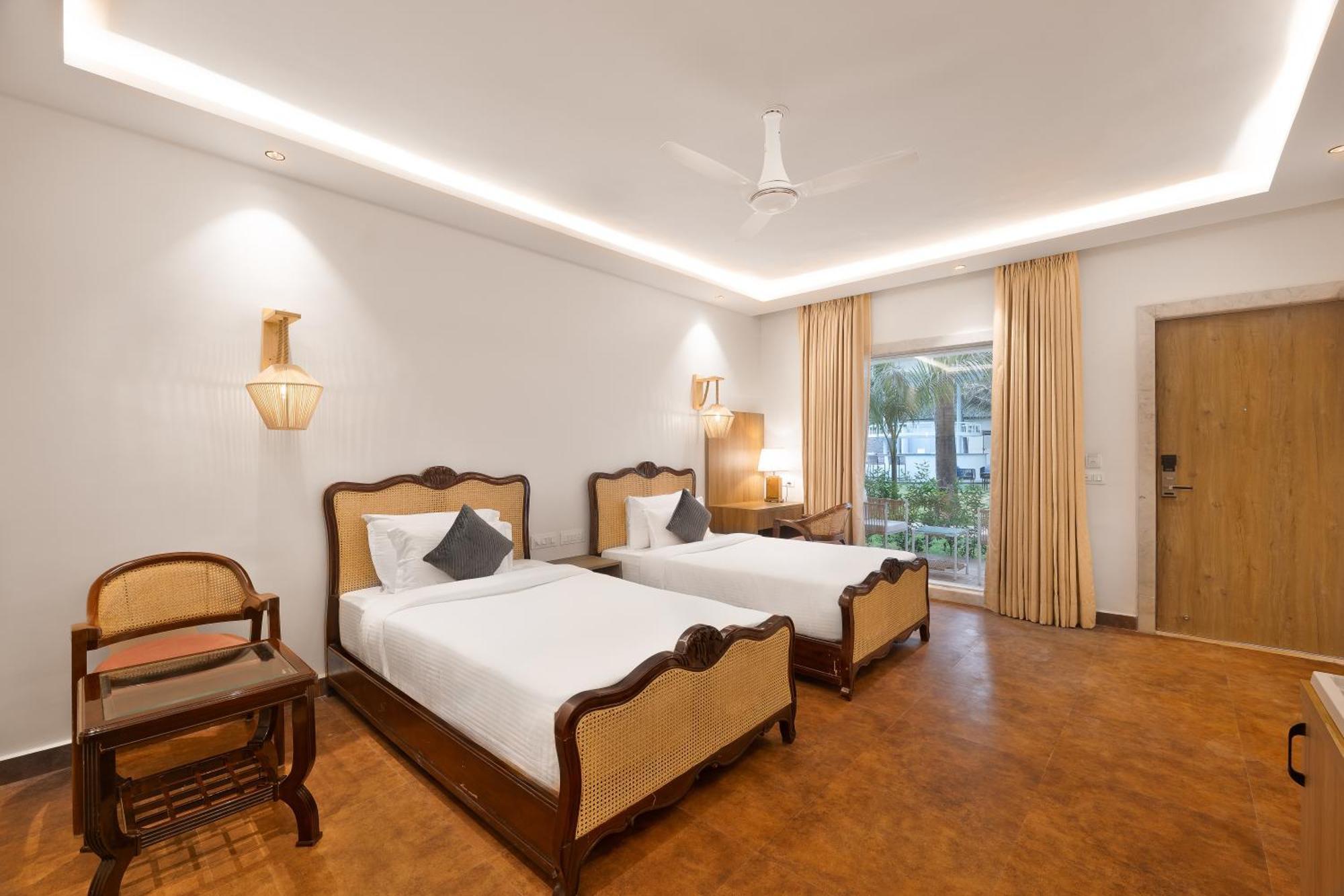 White Wharf Beach Resort Morjim Goa Exterior foto