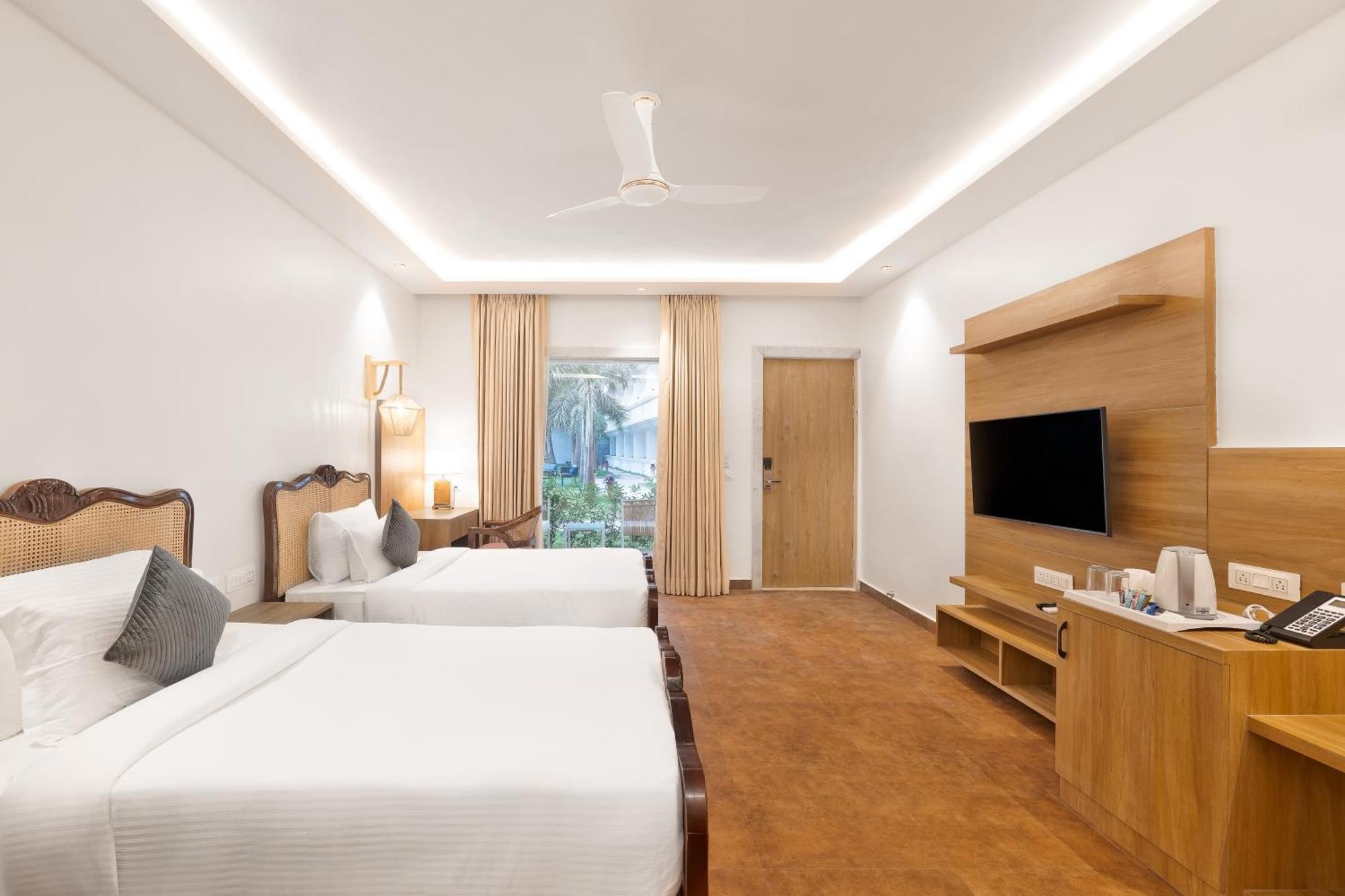 White Wharf Beach Resort Morjim Goa Exterior foto